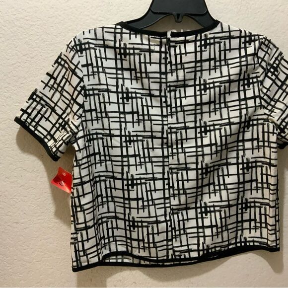 ⭐️FOREVER 21 White and Black Top size small T1 - Picture 6 of 10